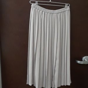 Uniqlo gray pleated skirt
